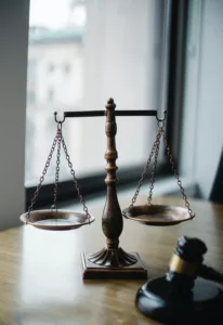 Échelle De Jugement Et Marteau Dans Le Bureau Du Juge Échelle De Jugement Et Marteau Dans Le Bureau Du Juge