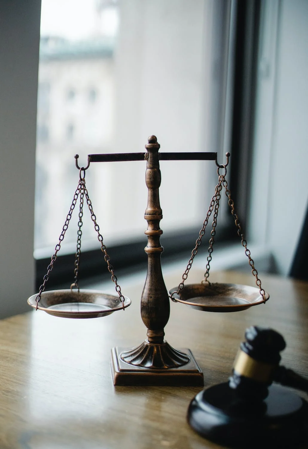 Échelle De Jugement Et Marteau Dans Le Bureau Du Juge
